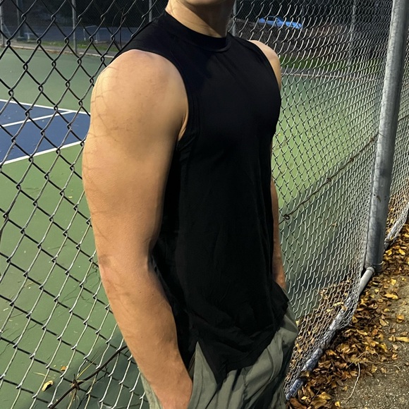 ALPHALETE MEN SLEEVELESS SPLIT END TANK TOP VEST T SHIRT ALL BLACK WORKOUT SPORT - Picture 4 of 16